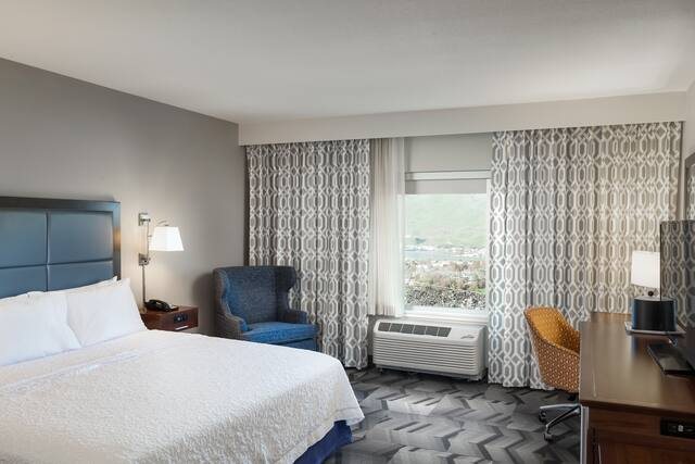 Hampton Inn Lewiston — Guest room