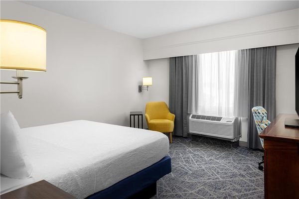 Hampton Inn Lexington Medical Center — Guest room