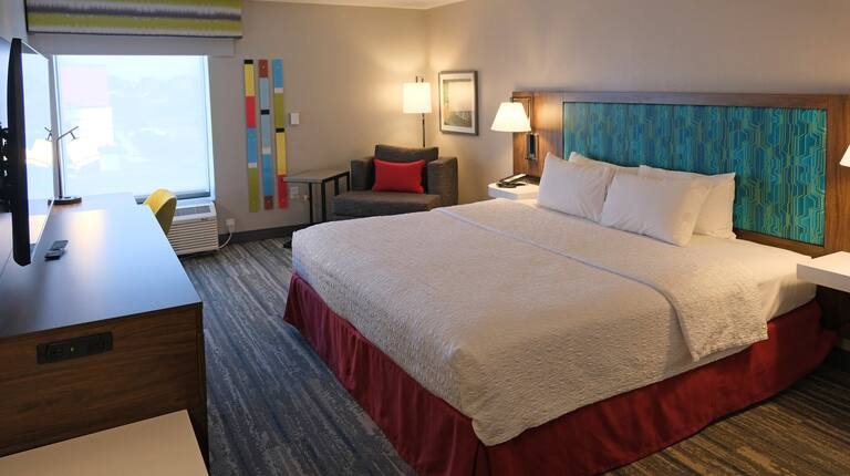 Hampton Inn Lima — Guest room