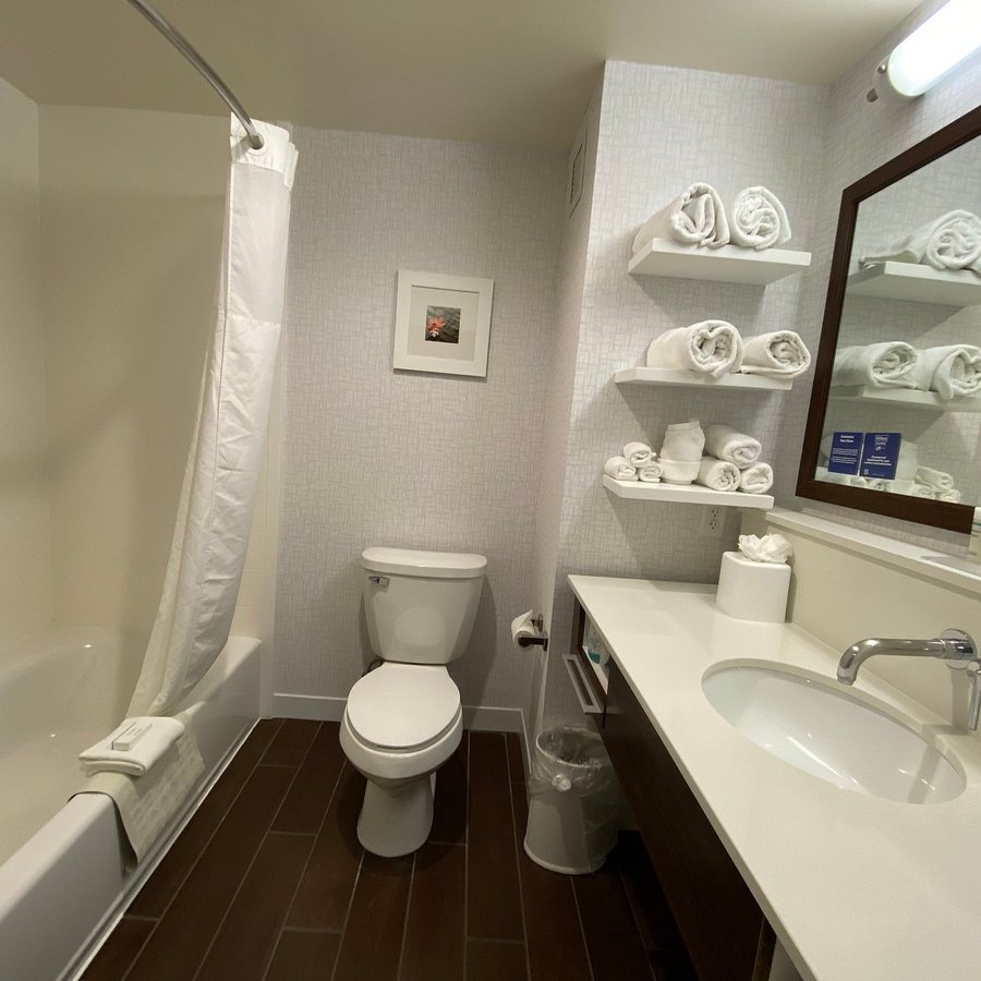 Hampton Inn Lincoln South Heritage Park — Bathroom
