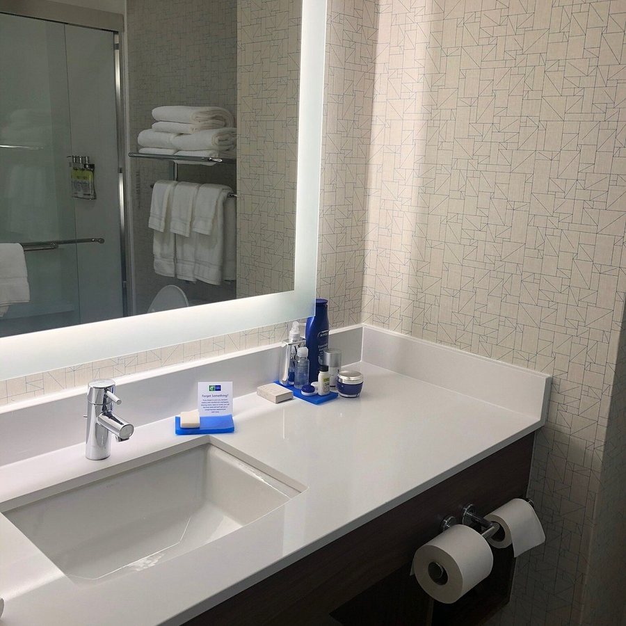 Hampton Inn Livermore — Bathroom