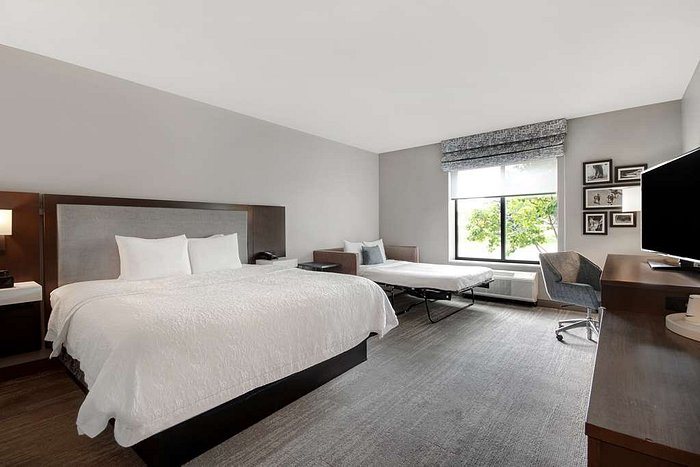 Hampton Inn Livonia Detroit — Guest room