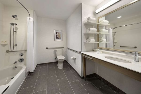 Hampton Inn Long Beach Airport — Bathroom