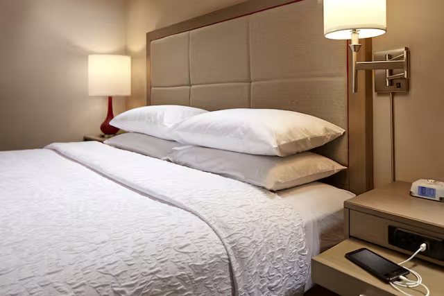 Hampton Inn Long Beach Airport — Guest room