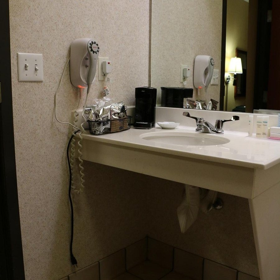 Hampton Inn Longmont Longmont Colorado — Bathroom
