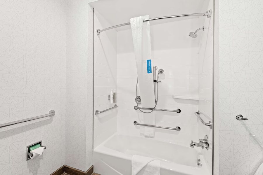 Hampton Inn Longview — Bathroom