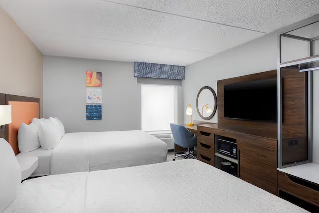 Hampton Inn Louisville Airport — Guest room