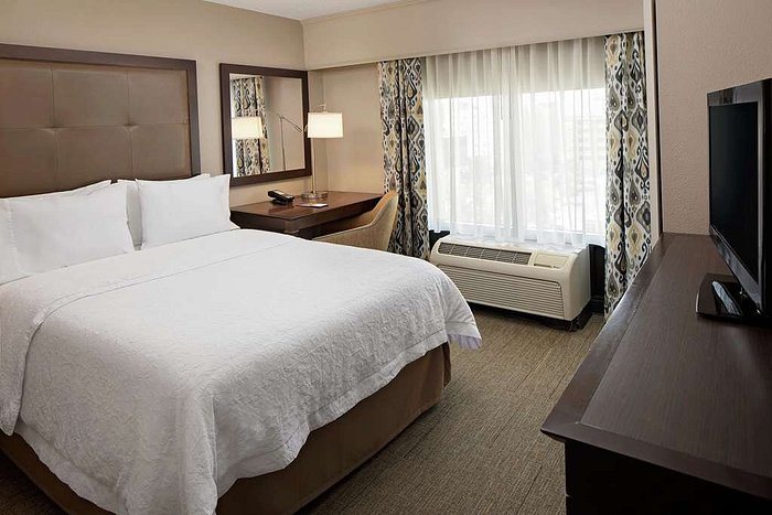Hampton Inn Louisville Downtown — Guest room