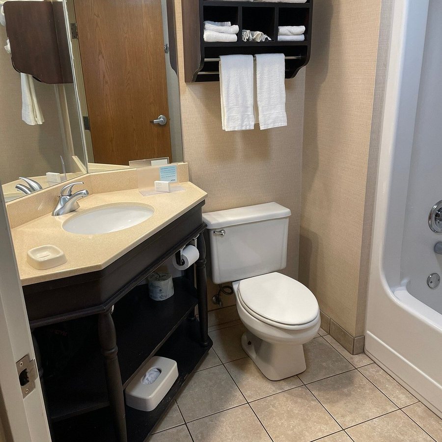 Hampton Inn Louisville north clarksville — Bathroom