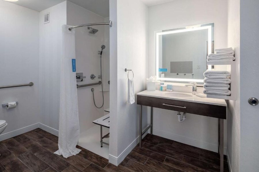 Hampton Inn Louisville Northeast — Bathroom