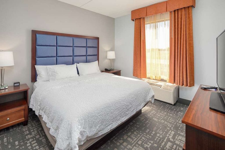 Hampton Inn Louisville Northeast — Guest room