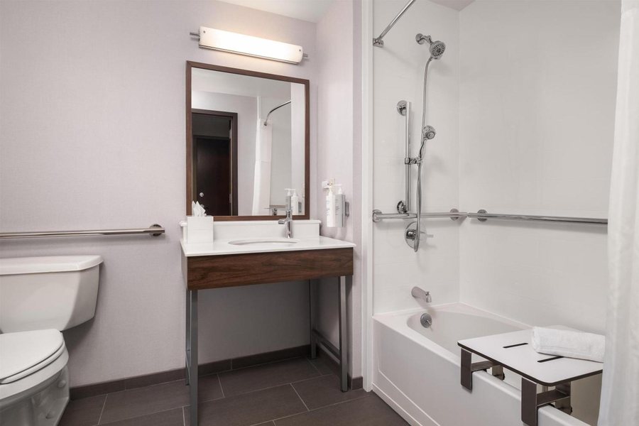 Hampton Inn Majestic Chicago Theatre District — Bathroom