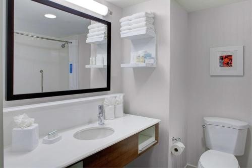 Hampton Inn Manchester Downtown — Bathroom