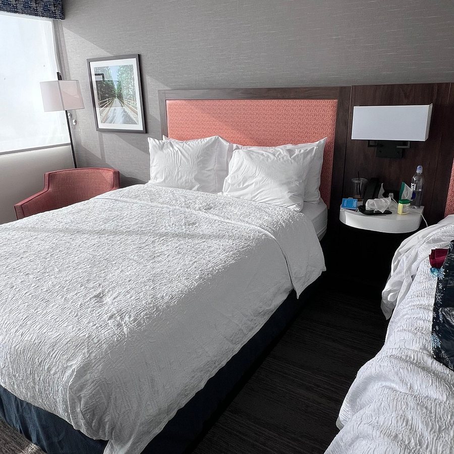 Hampton Inn Manchester Downtown — Guest room