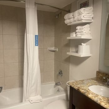 Hampton Inn Manhattan 35th St empire State Bldg — Bathroom