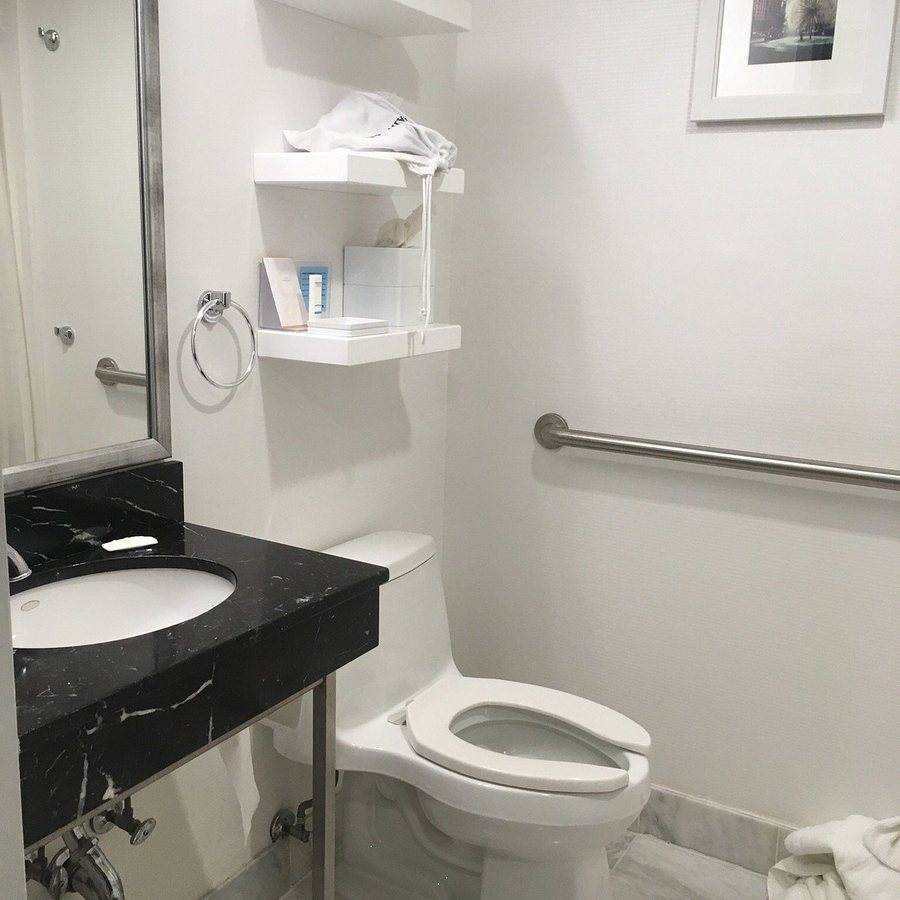 Hampton Inn Manhattan Madison Square Garden Area — Bathroom