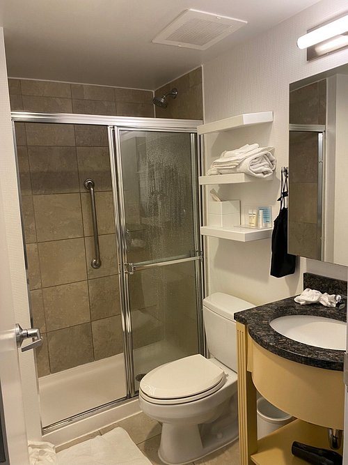 Hampton Inn Manhattan Times Square Central — Bathroom
