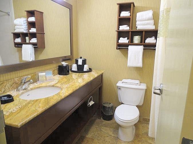 Hampton Inn Mansfield Ontario — Bathroom