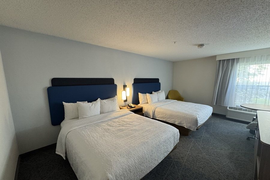 Hampton Inn Mansfield Ontario — Guest room