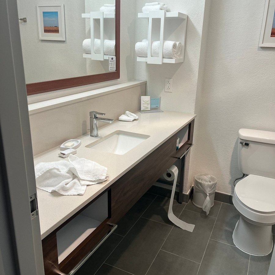 Hampton Inn Marion — Bathroom