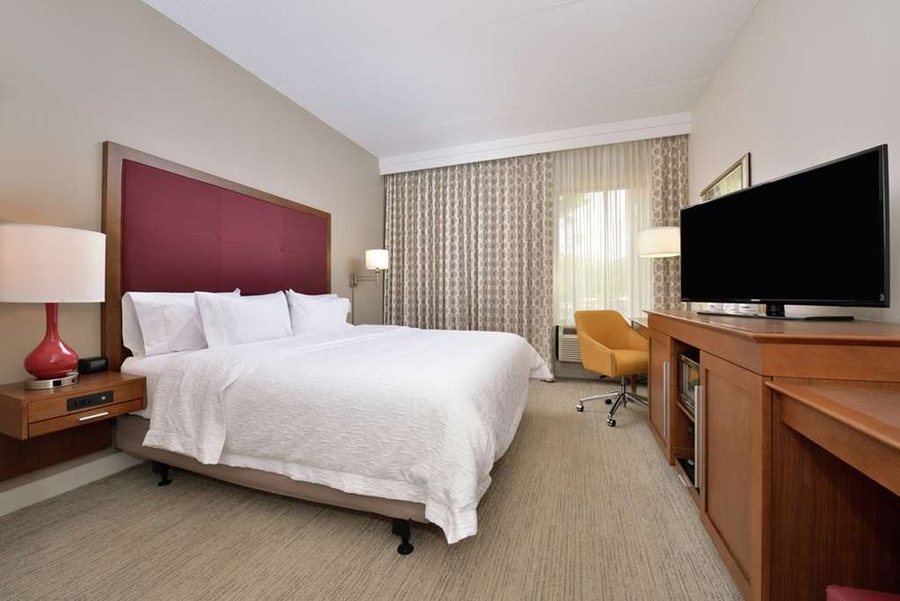 Hampton Inn Martinsburg — Guest room