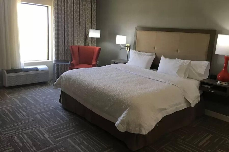 Hampton Inn McPherson — Guest room