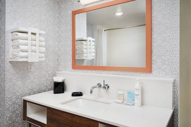 Hampton Inn Melbourne Viera — Bathroom