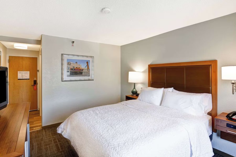 Hampton Inn Memphis Poplar — Guest room