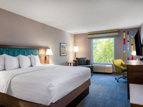 Hampton Inn Meridian — Guest room