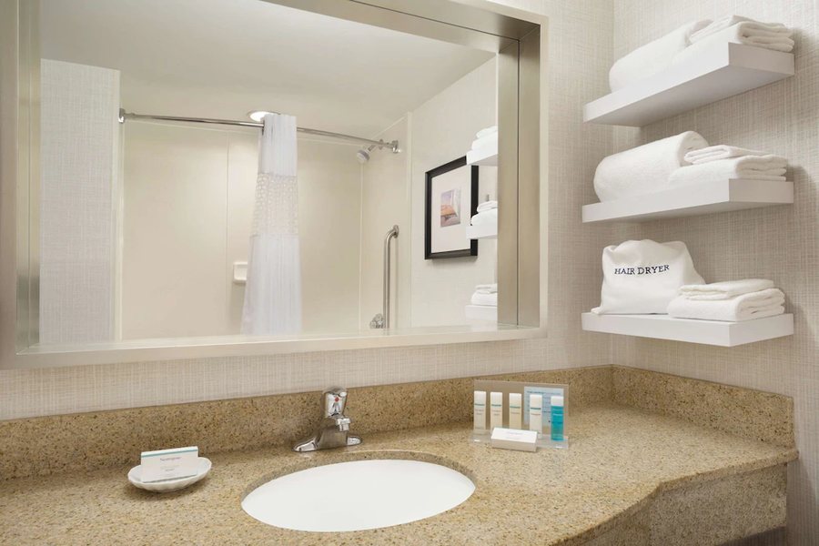 Hampton Inn Middletown — Bathroom