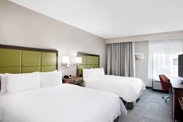 Hampton Inn Middletown — Guest room