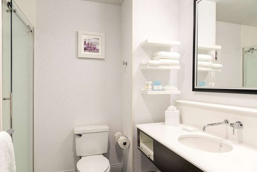 Hampton Inn Midland — Bathroom