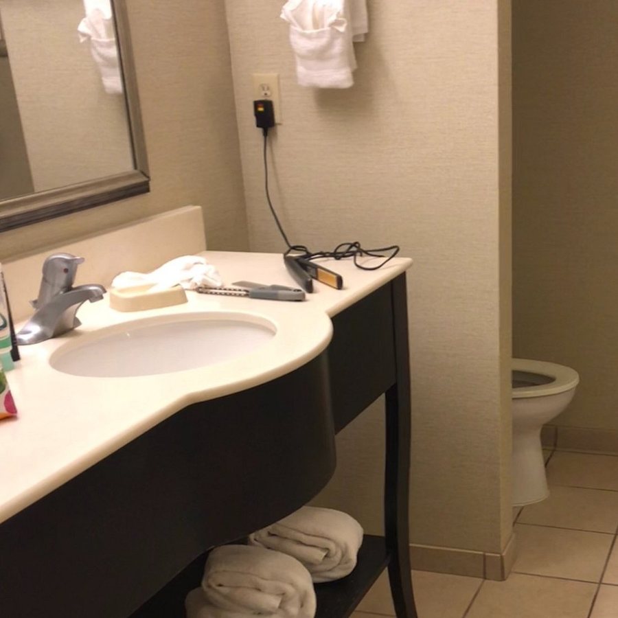 Hampton Inn Milford — Bathroom