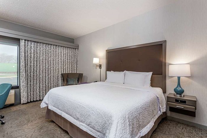Hampton Inn Milwaukee Airport — Guest room