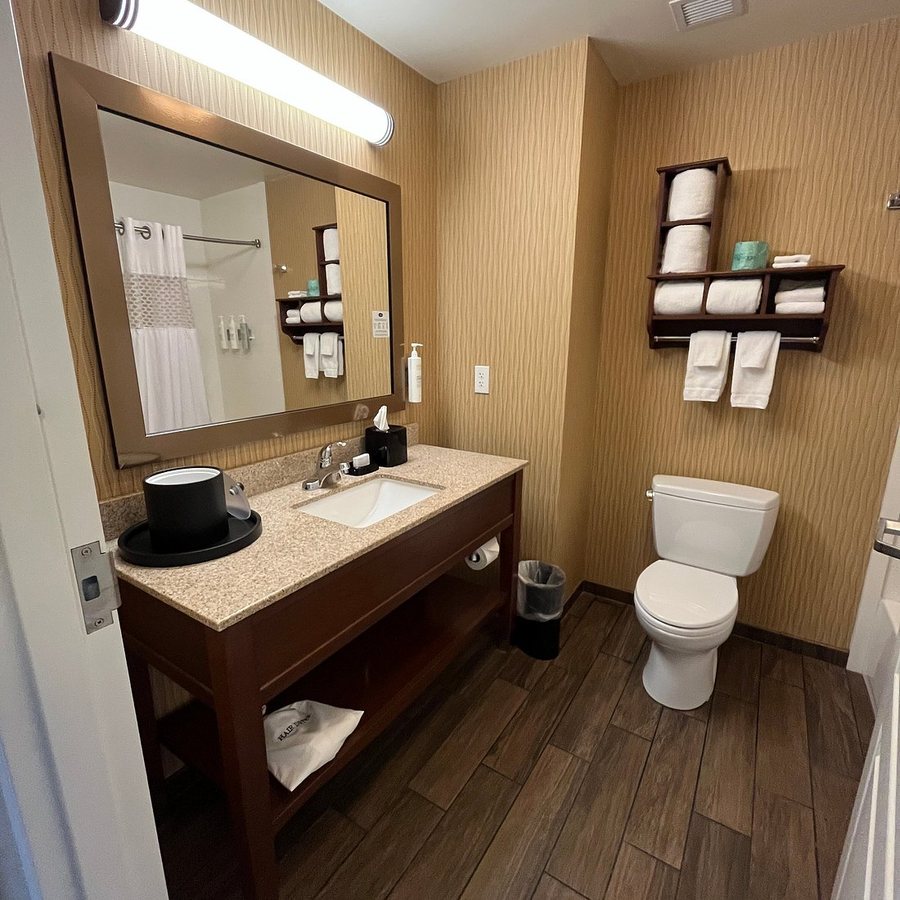 Hampton Inn Milwaukee Brookfield — Bathroom