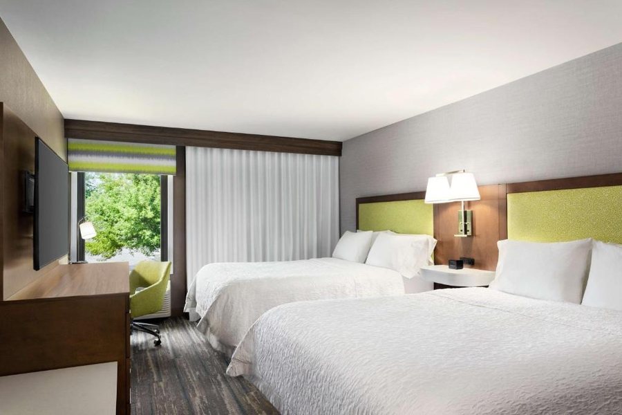 Hampton Inn Milwaukee Brookfield — Guest room