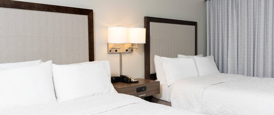 Hampton Inn Milwaukee Northwest — Guest room