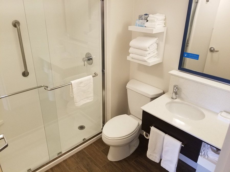 Hampton Inn Minneapolis Eagan — Bathroom