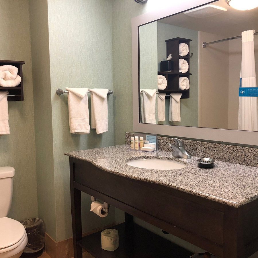 Hampton Inn Minneapolis Shakopee — Bathroom