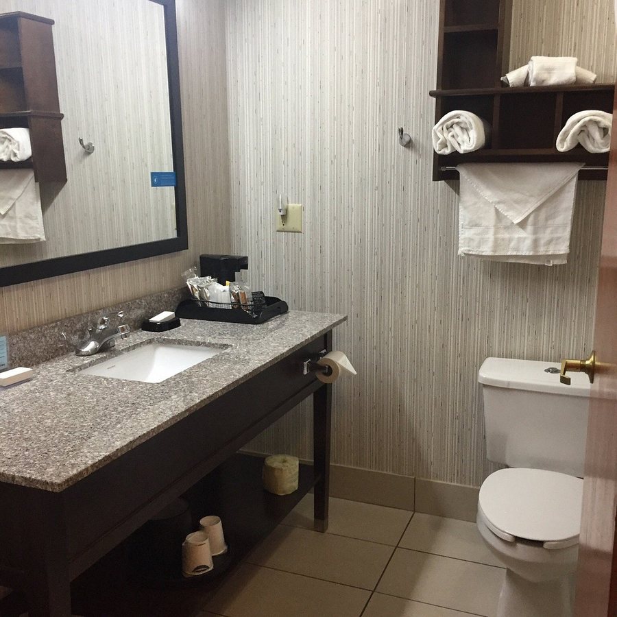 Hampton Inn Monroe — Bathroom