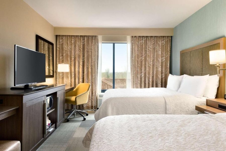 Hampton Inn Monroe — Guest room