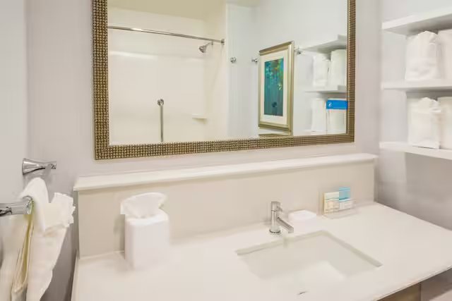 Hampton Inn Monterey — Bathroom