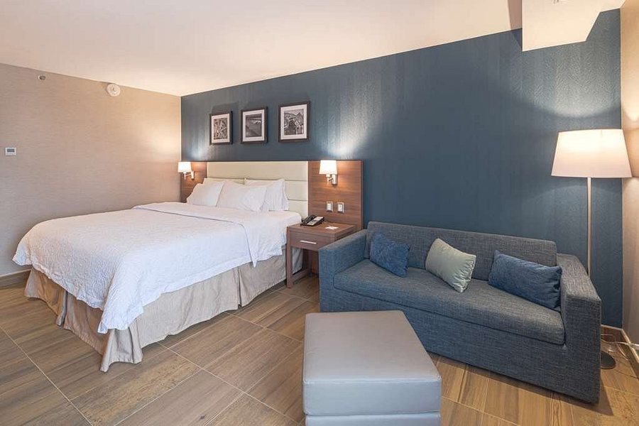 Hampton Inn Monterey — Guest room