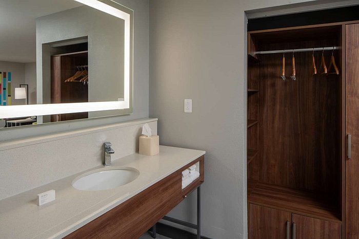 Hampton Inn Montgomery South Airport — Bathroom