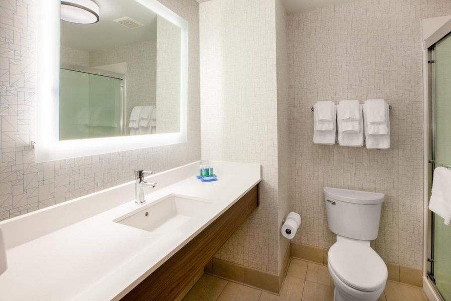 Hampton Inn Morehead City — Bathroom