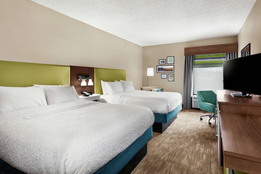 Hampton Inn Morganton — Guest room