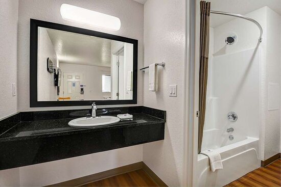 Hampton Inn Moultrie — Bathroom