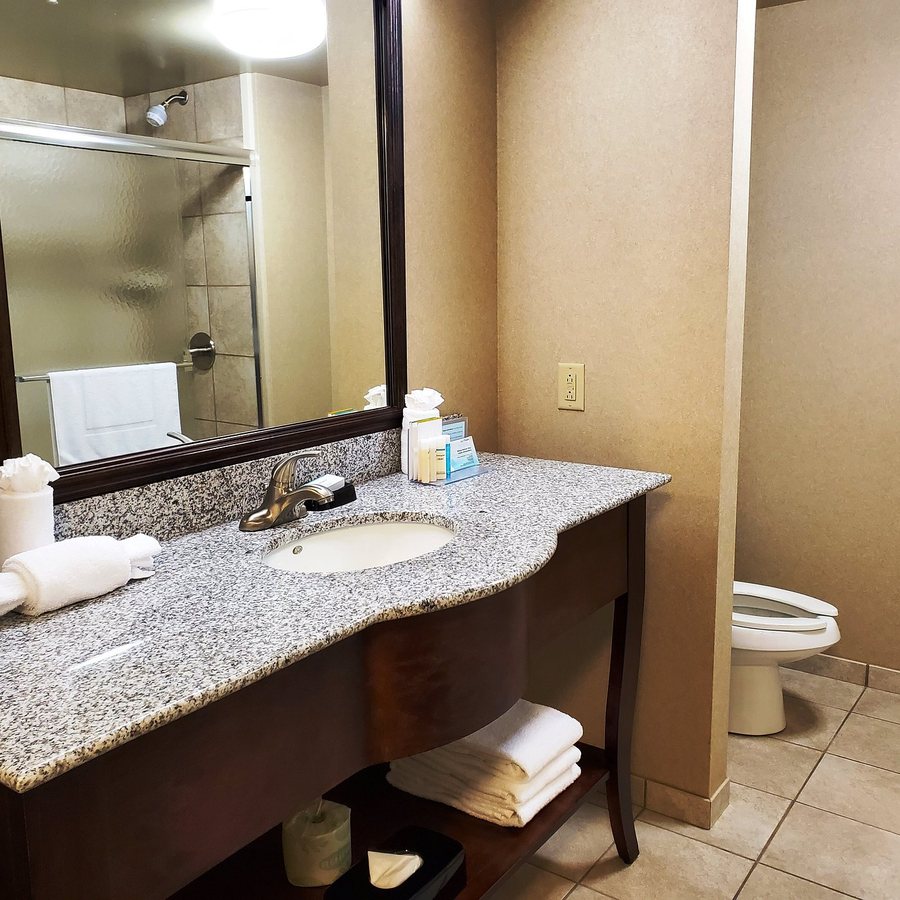 Hampton Inn Mount Airy — Bathroom