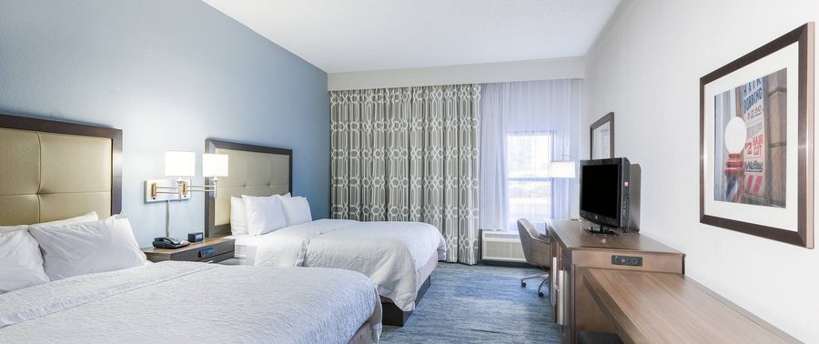 Hampton Inn Mount Airy — Guest room