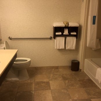 Hampton Inn Mt Pleasant — Bathroom
